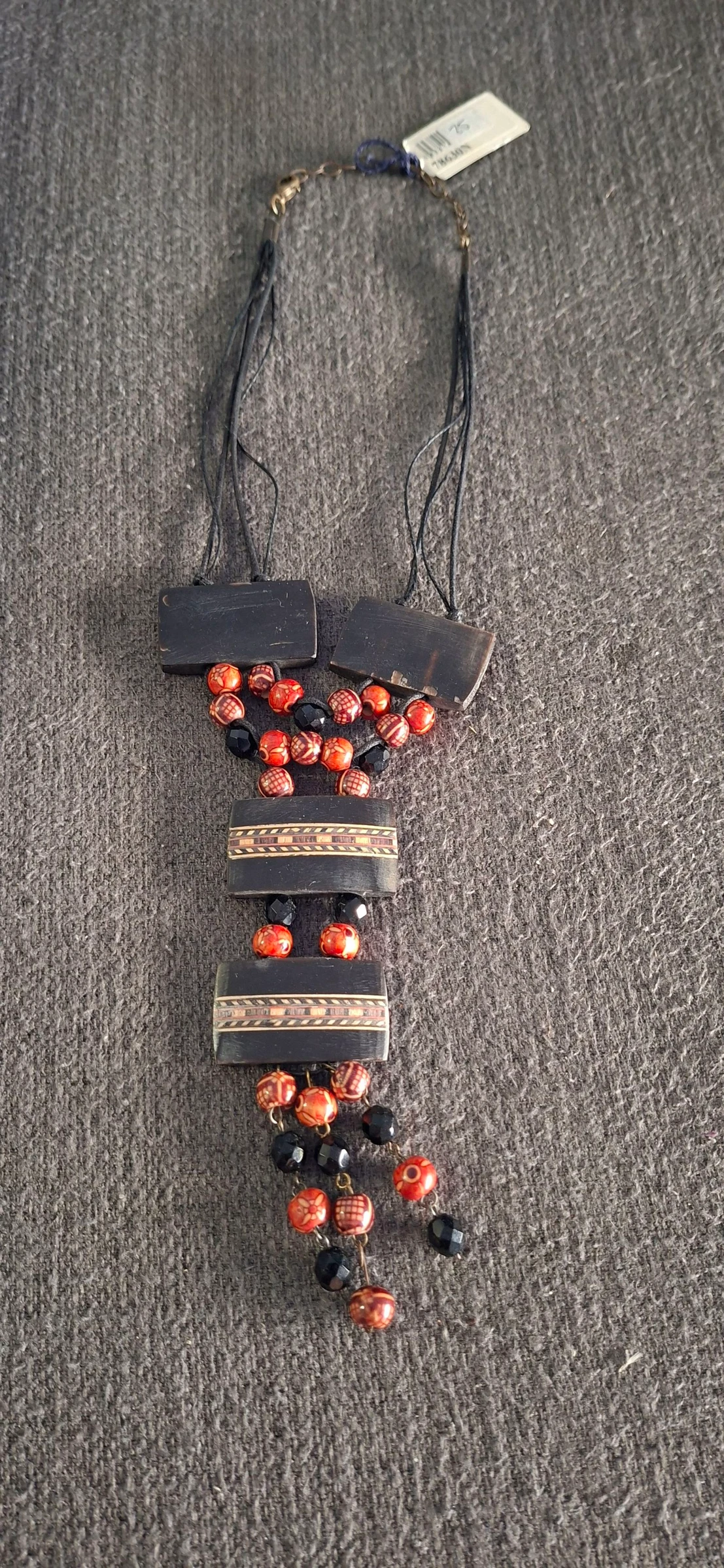 Collar artesanal de estilo étnico con colgante geométrico